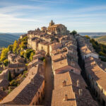 Ce village du Tarn paraît peint à la main avec ses 147 façades ocre et rose